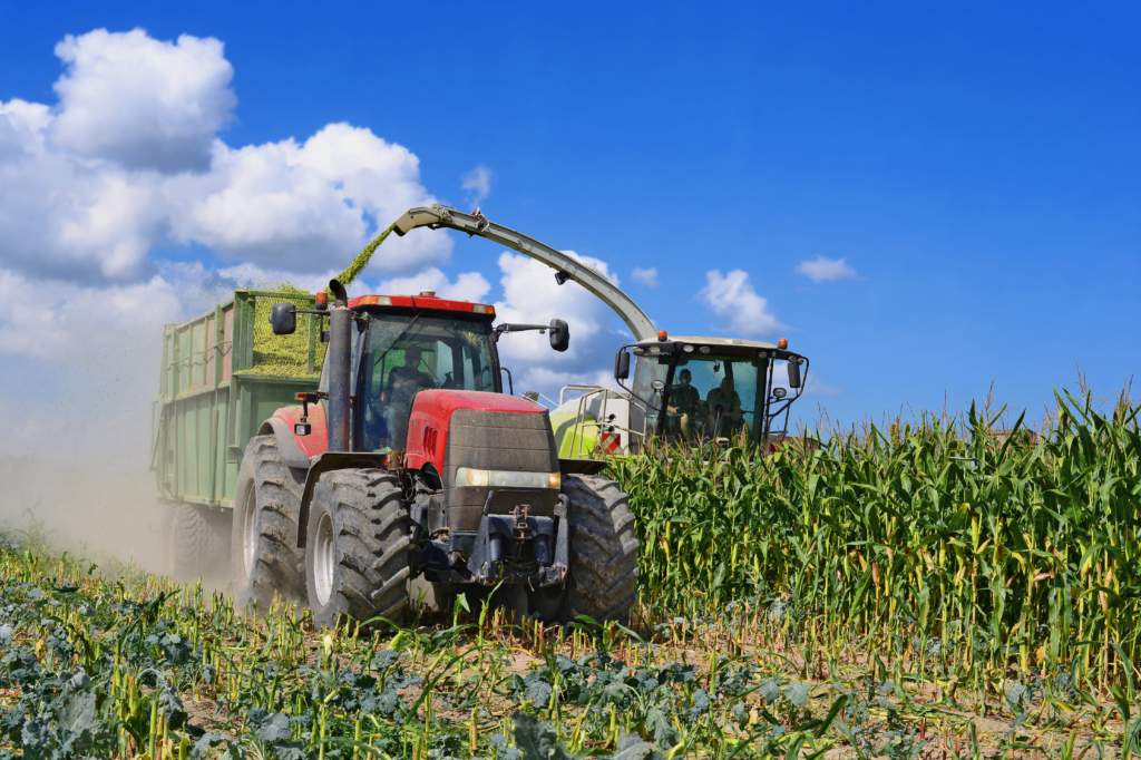 किसान खेत में आधुनिक कृषि उपकरण का उपयोग कर रहे हैं, ड्रिप इरिगेशन और स्मार्ट खेती तकनीक से फसल की देखभाल करते हुए।