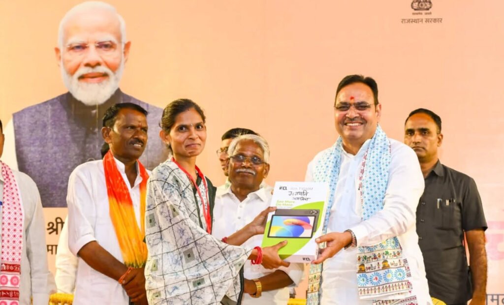 डूंगरपुर में मुख्यमंत्री युवा स्वरोजगार योजना के तहत युवाओं को ऋण चेक सौंपते मुख्यमंत्री भजनलाल शर्मा