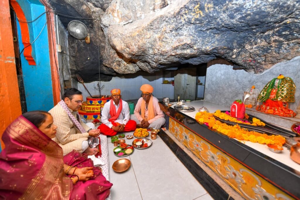 “बम्बोरी गांव में पैदल भ्रमण करते मुख्यमंत्री”