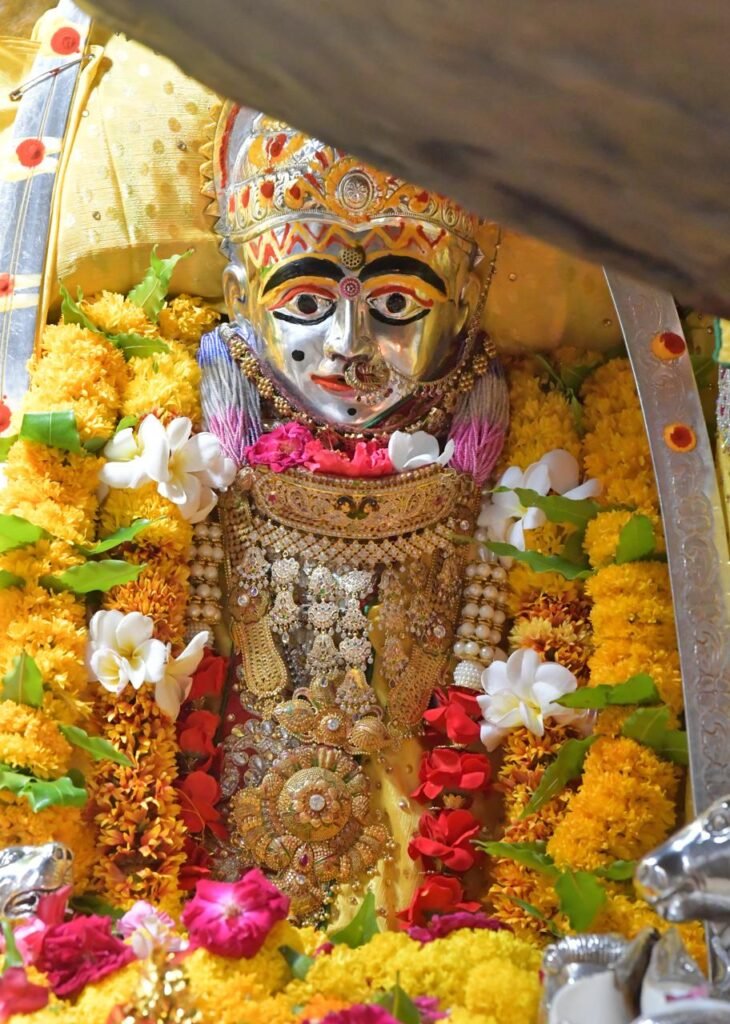 मुख्यमंत्री का जालोर दौरा पंसेरी गांव में ग्रामीणों से संवाद करते भजनलाल शर्मा