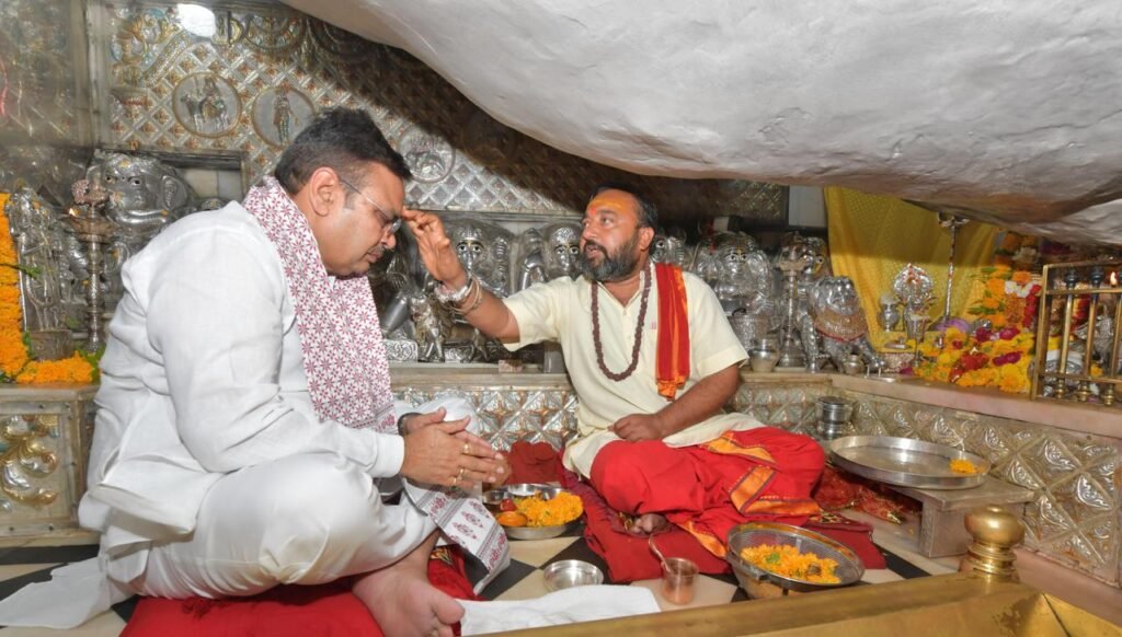 जालोर सुन्धा माता मंदिर में पूजा-अर्चना करते मुख्यमंत्री भजनलाल शर्मा