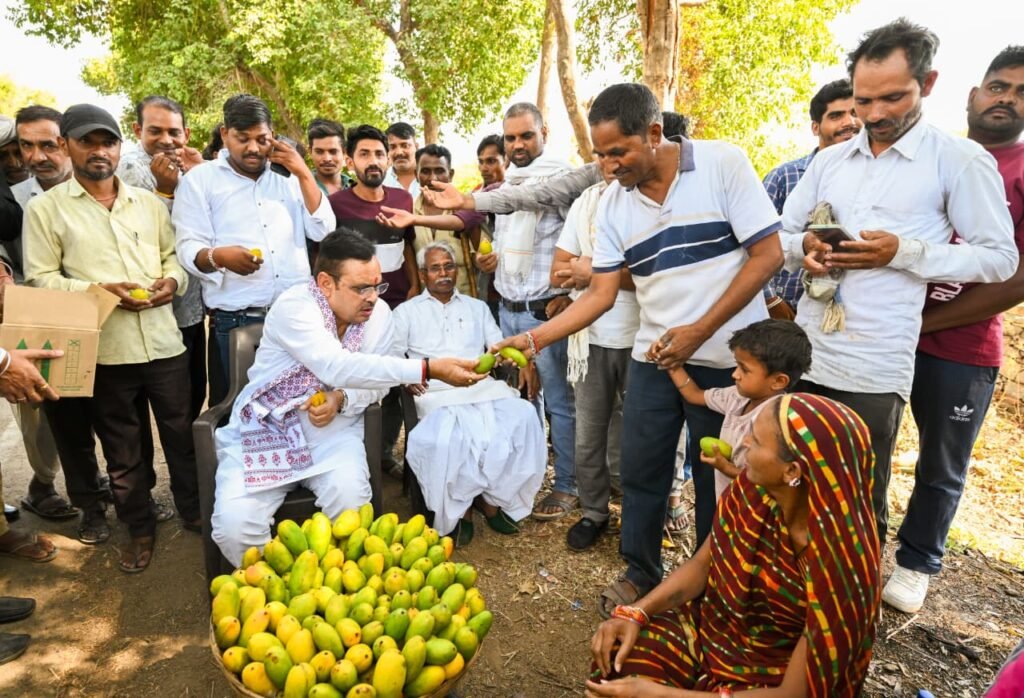 मुख्यमंत्री भजनलाल शर्मा बांसवाड़ा दौरा के दौरान चुड़ादा गांव में पीपल के पेड़ के नीचे चौपाल लगाते हुए