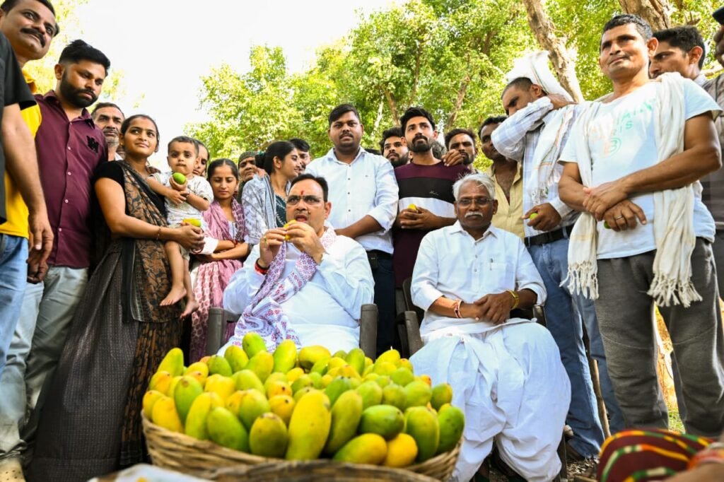 बांसवाड़ा के चुड़ादा गांव में ग्रामीणों के साथ चाय पर चर्चा करते मुख्यमंत्री भजनलाल शर्मा