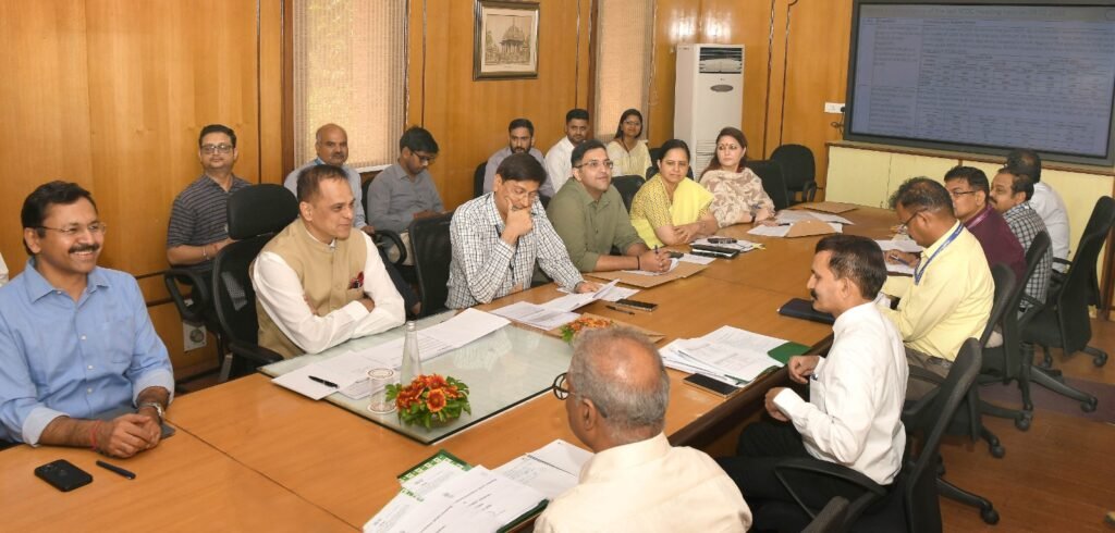 शासन सचिवालय जयपुर में राज्य सहकारी विकास समिति की 9वीं बैठक में उपस्थित अधिकारी