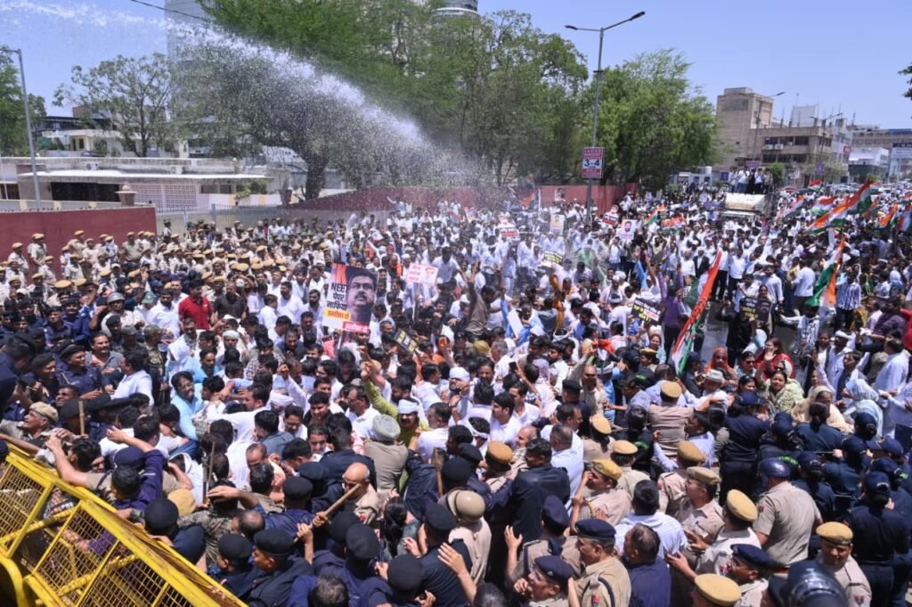 नीट पेपर लीक विरोध प्रदर्शन जयपुर में बैरिकेड्स पर चढ़कर प्रदर्शन करते कांग्रेस कार्यकर्ता