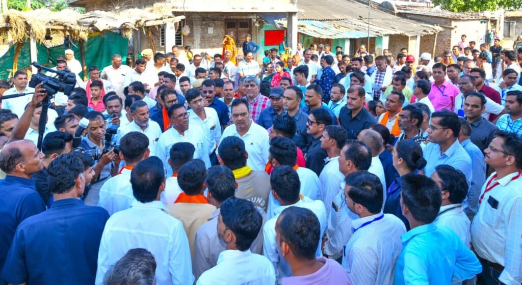 ग्राम विकास चौपाल राजस्थान में ग्रामीणों से संवाद करते मुख्यमंत्री भजनलाल शर्मा