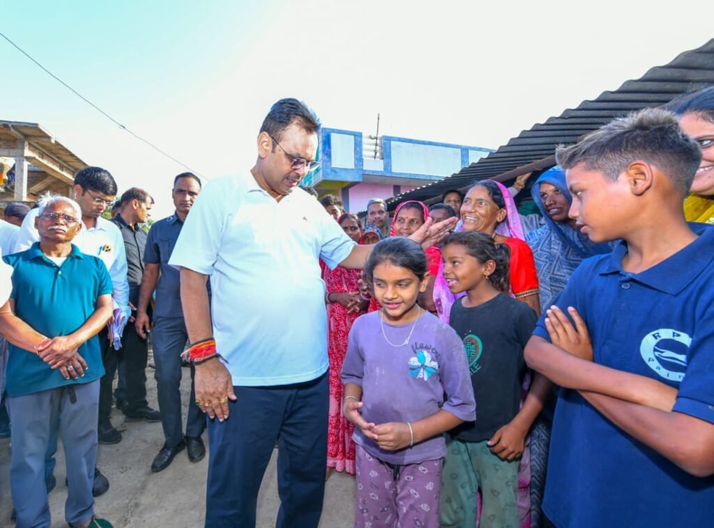 ग्राम विकास चौपाल राजस्थान में ग्रामीणों से संवाद करते मुख्यमंत्री भजनलाल शर्मा