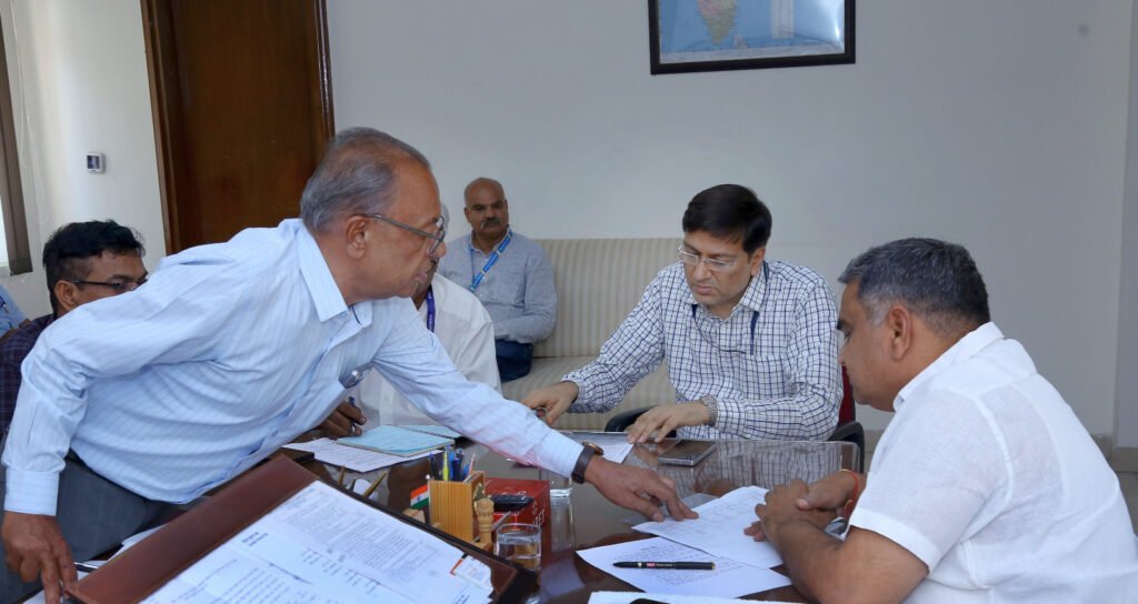 किसानों को निर्बाध उर्वरक आपूर्ति राजस्थान के संबंध में शासन सचिवालय में समीक्षा बैठक लेते सहकारिता मंत्री गौतम कुमार दक