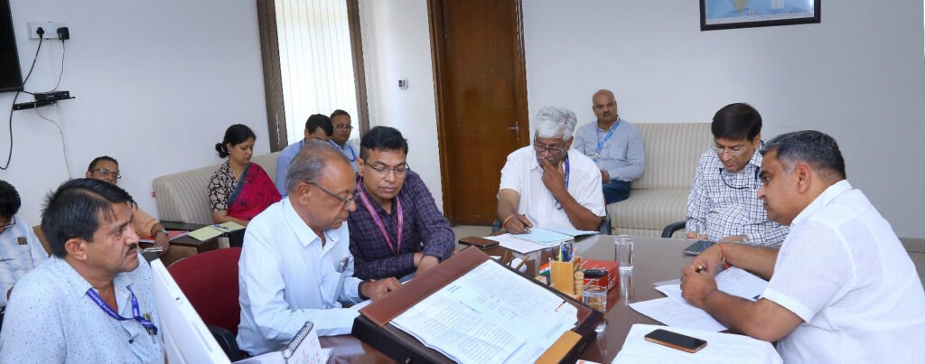 राजस्थान में सहकारी समितियों के माध्यम से इफको और कृभको खाद वितरण व्यवस्था की समीक्षा करते अधिकारी