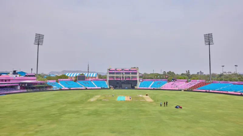 "जयपुर SMS स्टेडियम IAS अधिकारी IPL मैच बच्चों के साथ"