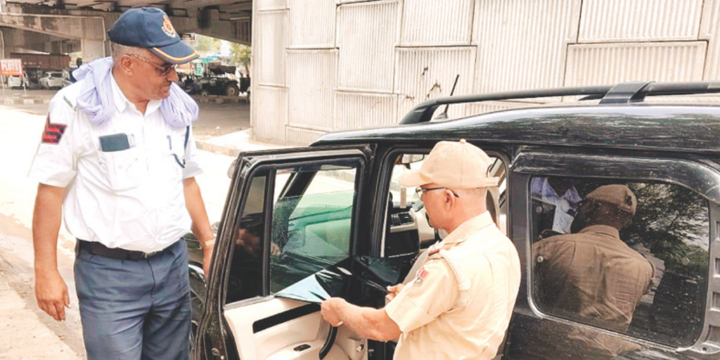 राजस्थान पुलिस द्वारा ब्लैक फिल्म, फैंसी नंबर प्लेट और ट्रैफिक नियम उल्लंघन करने वाले वाहनों की जांच करते पुलिसकर्मी।
