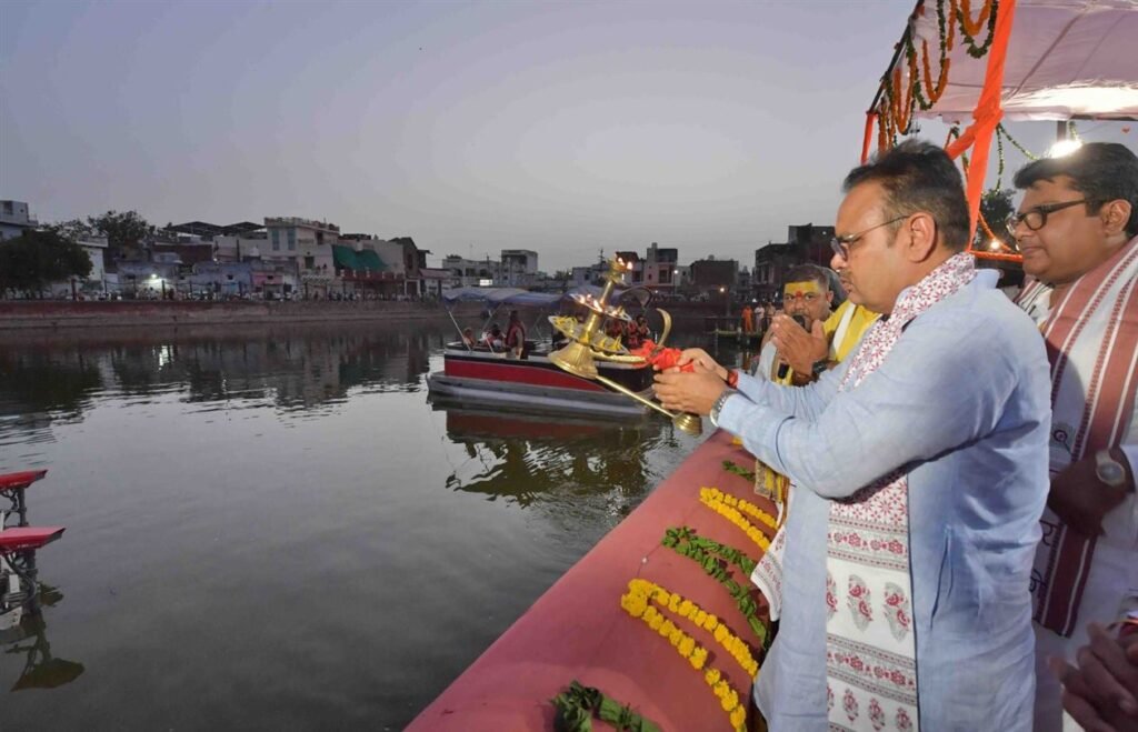 वंदे गंगा जल संरक्षण जन अभियान राजस्थान के तहत बीसलपुर बांध पर जल-पूजन और दीपदान करते मुख्यमंत्री भजनलाल शर्मा