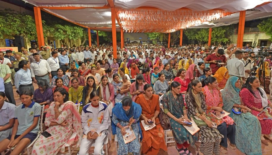 बांसवाड़ा के चुड़ादा गांव में रात्रि चौपाल के बाद सुबह आमजन से मुलाकात करते सीएम भजनलाल शर्मा