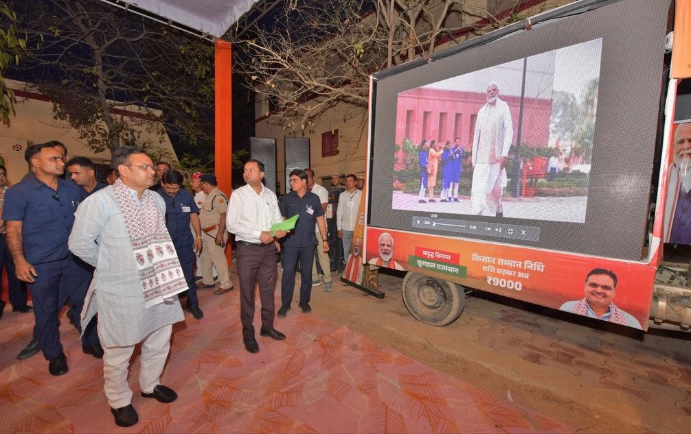 मुख्यमंत्री की ग्राम विकास चौपाल के तहत सीकर के जाजोद गांव में ग्रामीणों से सीधा संवाद करते मुख्यमंत्री भजनलाल शर्मा