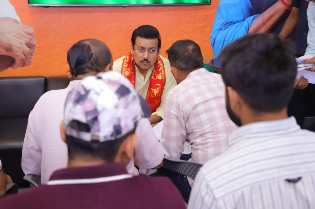 कर्नल राज्यवर्धन राठौड़ जनसंवाद जयपुर में झोटवाड़ा क्षेत्र के ग्रामीणों की समस्याएं सुनते हुए
