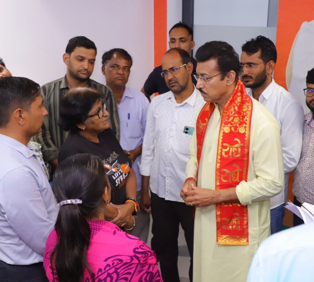 जयपुर में केबिनेट मंत्री कर्नल राज्यवर्धन राठौड़ का आभार जताते बसेड़ी गांव के किसान और नागरिक