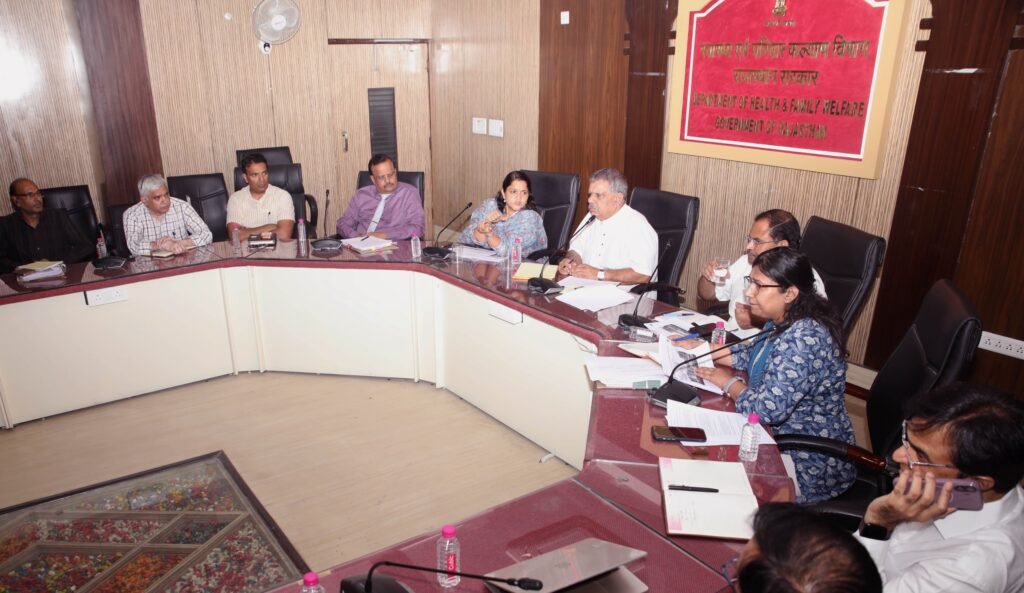 जयपुर के आरयूएचएस अस्पताल को रिम्स के रूप में विश्वस्तरीय चिकित्सा केंद्र बनाने हेतु चर्चा करते विशेषज्ञ