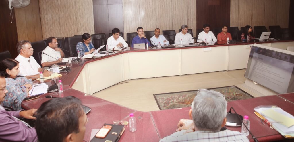 राजस्थान इंस्टीट्यूट ऑफ मेडिकल साइंसेज जयपुर के संबंध में स्वास्थ्य भवन में उच्चस्तरीय समीक्षा बैठक लेते चिकित्सा मंत्री गजेन्द्र सिंह खींवसर