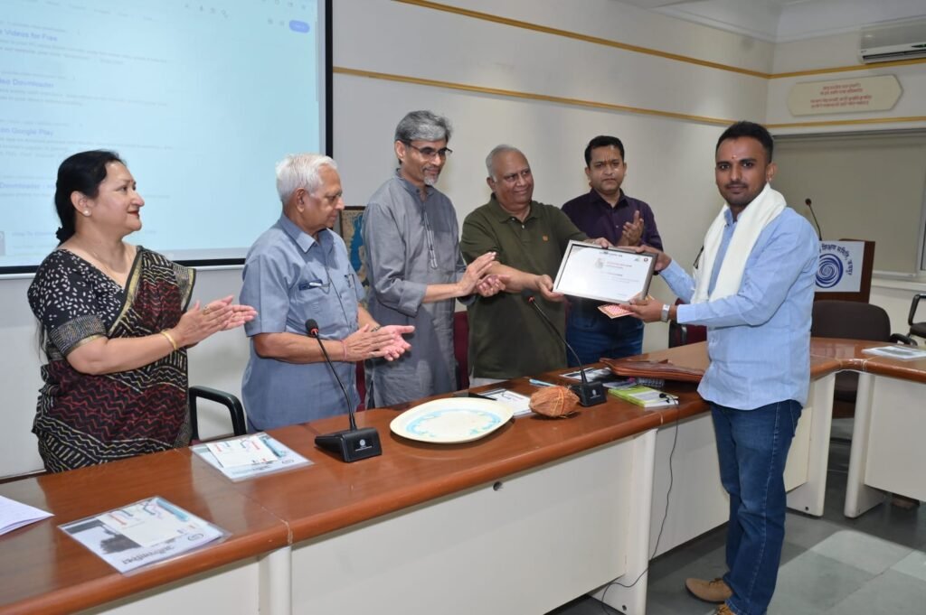 जयपुर में हिंदी पत्रकारिता पर आयोजित राष्ट्रीय संगोष्ठी में युवा पत्रकारों को सम्मानित करते वरिष्ठ पत्रकार पदम मेहता और यशवंत व्यास