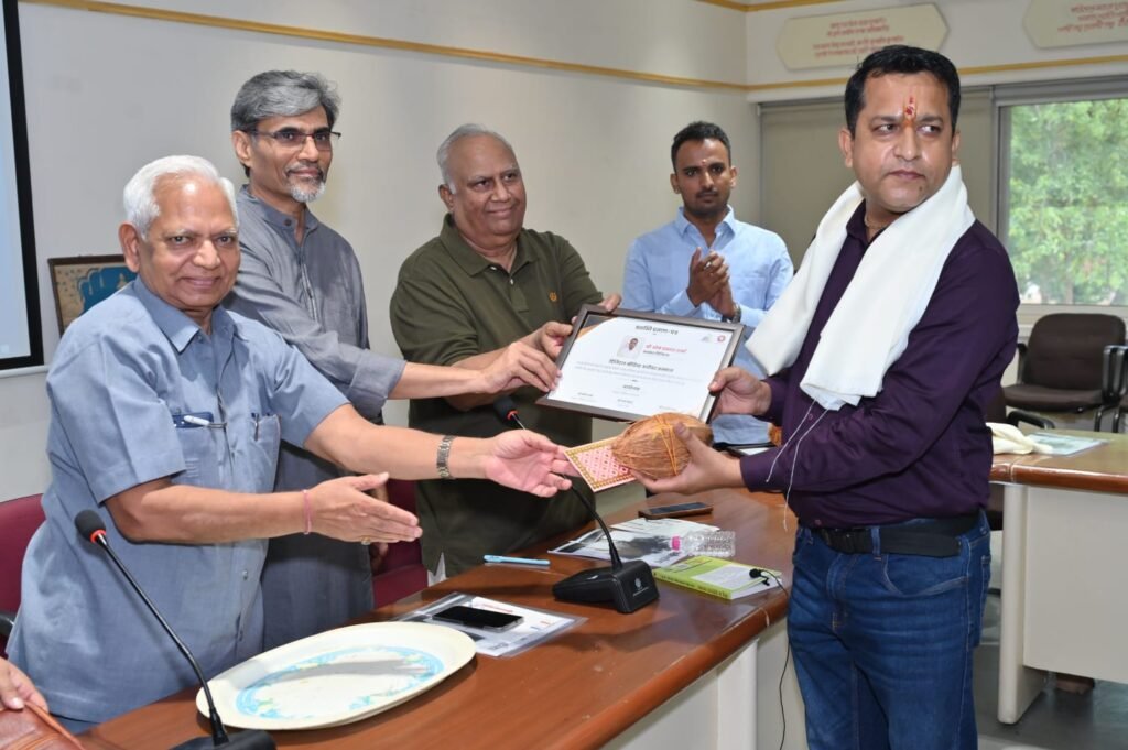 राजस्थान प्रौढ़ शिक्षण समिति सभागार में मीडिया में एआई के नैतिक उपयोग विषय पर व्याख्यान देते विशेषज्ञ प्रदीप बीदावत