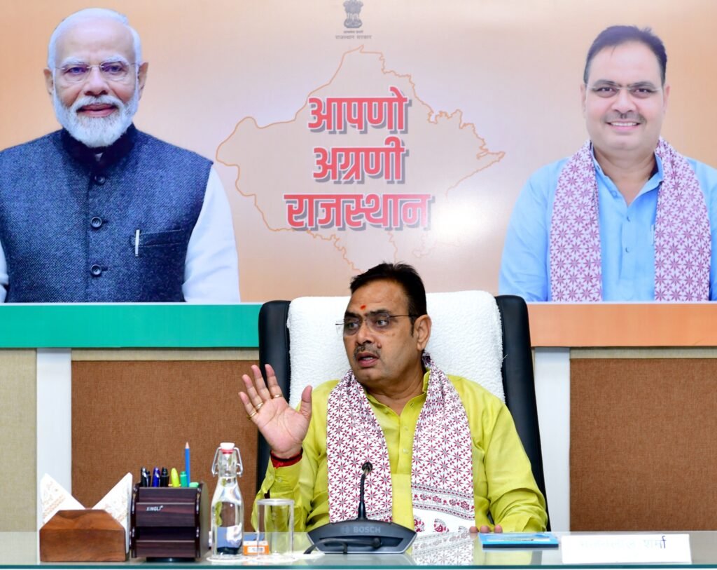 मुख्यमंत्री निवास जयपुर में ऊर्जा विभाग की उच्चस्तरीय समीक्षा बैठक की अध्यक्षता करते मुख्यमंत्री भजनलाल शर्मा और ऊर्जा मंत्री हीरालाल नागर