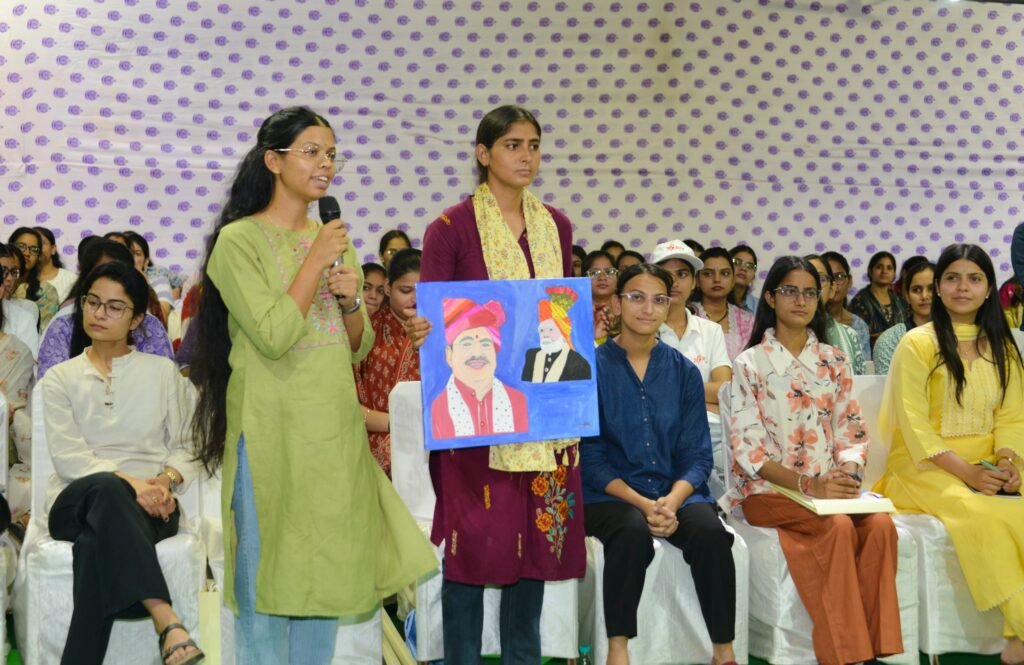 राजस्थान सरकार की पंच गौरव नीति और महिला सशक्तिकरण की योजनाओं के लाभार्थियों के साथ समूह चित्र में मुख्यमंत्री