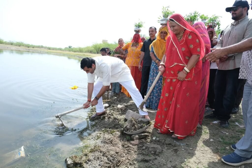 बीसलपुर गांव के प्राचीन तालाब के आगोर (कैचमेंट एरिया) से कीचड़ और गाद हटाकर श्रमदान करते स्थानीय युवा और जल योद्धा