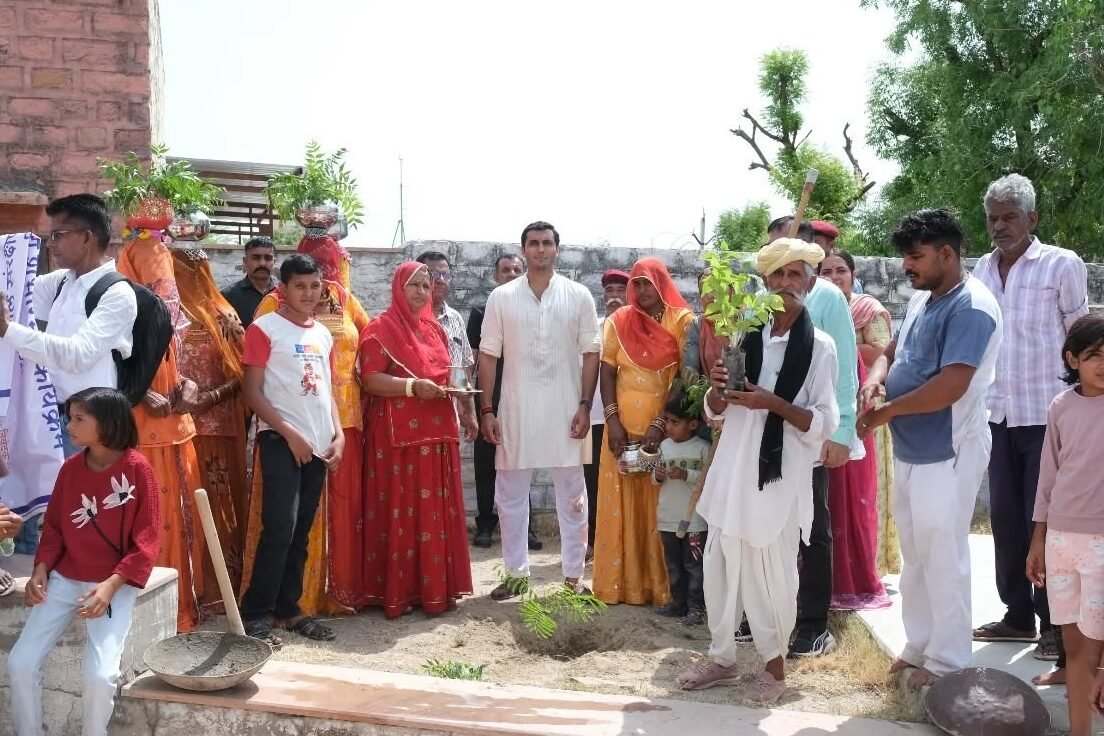 रणबांका ट्रस्ट के बैनर तले बीसलपुर में आयोजित जल संरक्षण जन आंदोलन में ग्रामीणों को पर्यावरण सुरक्षा की शपथ दिलाते कार्तिकेय सिंह राठौड़