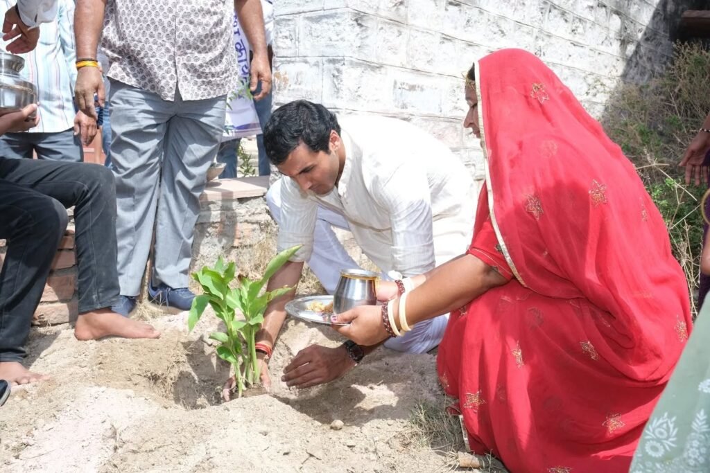 जोधपुर के बीसलपुर गांव में वंदे गंगा जल संरक्षण जन अभियान के तहत कलश यात्रा निकालतीं ग्रामीण महिलाएं