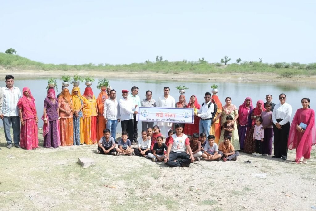 बीसलपुर में कार्तिकेय सिंह राठौड़ के नेतृत्व में प्राचीन तालाब और बावड़ी की सफाई के लिए श्रमदान करते ग्रामीण और युवा