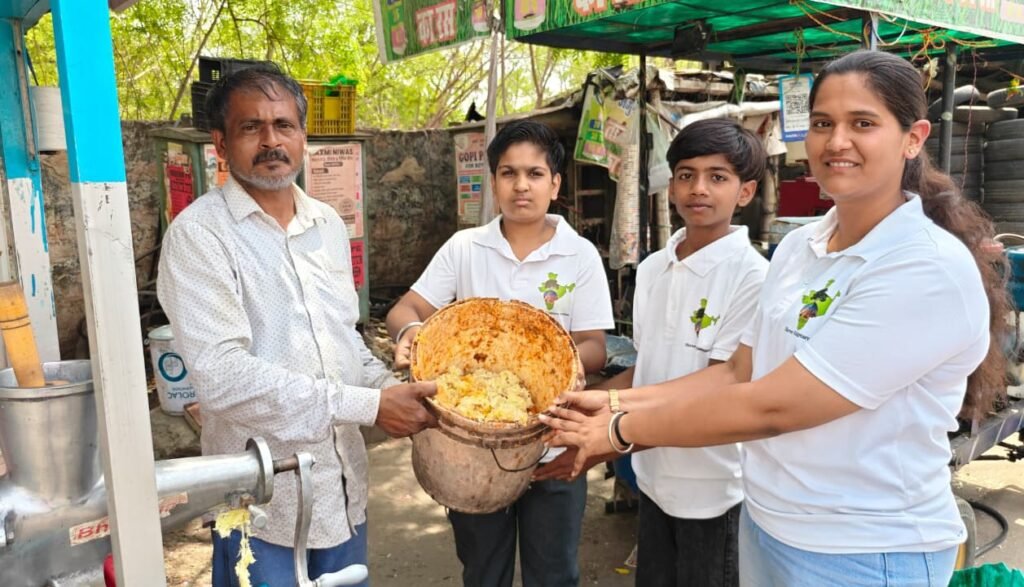 जयपुर में श्री कल्पतरु संस्थान के बीज दो पौधा लो अभियान के तहत आम की गुठलियां जमा कराकर निःशुल्क पौधा लेते बच्चे और नागरिक
