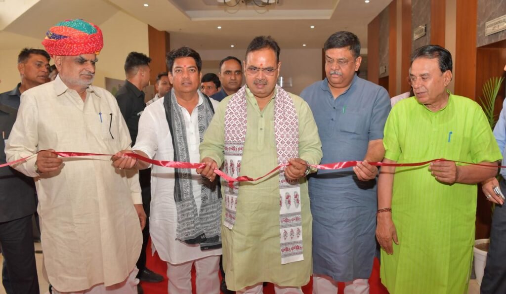 कॉन्स्टीट्यूशन क्लब राजस्थान में प्रकृति से प्रेरित प्रदर्शनी का उद्घाटन करते सीएम भजनलाल शर्मा