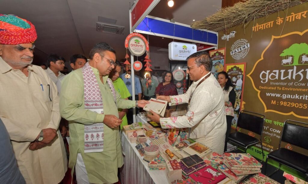 जयपुर में प्रकृति से प्रेरित प्रदर्शनी के दौरान विभिन्न स्टालों पर पर्यावरण अनुकूल उपकरणों का अवलोकन करते मुख्यमंत्री