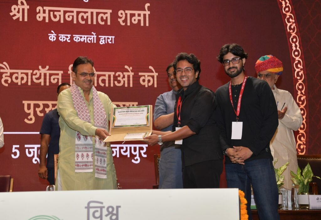 अलवर और भिवाड़ी में वायु गुणवत्ता की निगरानी के लिए अर्ली वार्निंग सिस्टम का रिमोट से बटन दबाकर शुभारंभ करते सीएम
