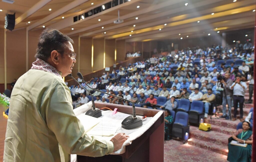 राजस्थान राज्य प्रदूषण नियंत्रण मंडल और सीएसआईआर के बीच पर्यावरण तकनीक हस्तांतरण के लिए एमओयू पर हस्ताक्षर होने के बाद दस्तावेज सौंपते अधिकारी
