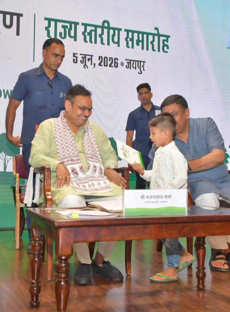 पर्यावरण दिवस समारोह के दौरान मंच पर एक नन्हे पर्यावरण मित्र बच्चे को ऑटोग्राफ देकर प्रोत्साहित करते मुख्यमंत्री भजनलाल शर्मा