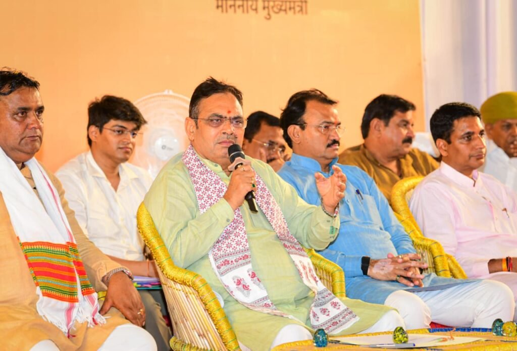राजस्थान के कृषि कार्यालय में जमाबंदी की नकल और ट्रैक्टर की आरसी के साथ कृषि यंत्र सब्सिडी का आवेदन जमा करते लघु और सीमांत किसान
