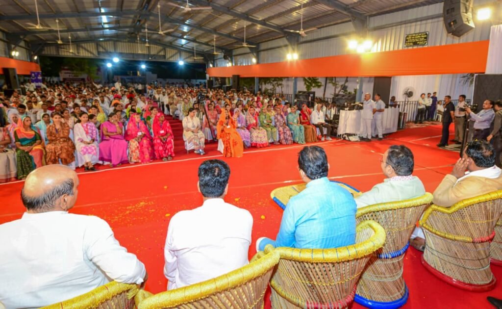 राजस्थान सरकार की कृषि यंत्रीकरण योजना के तहत सब्सिडी पर मिले नए रोटावेटर और थ्रेशर के साथ खुशहाल खड़े राजस्थानी किसान