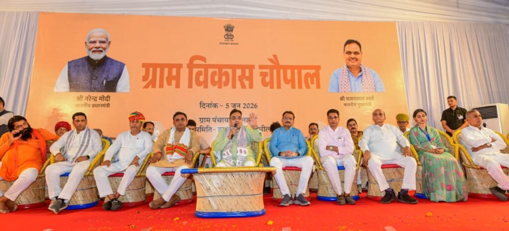 राज किसान पोर्टल पर ट्रैक्टर और आधुनिक कृषि उपकरणों पर 50 प्रतिशत तक का अनुदान पाने के लिए ऑनलाइन फॉर्म भरते ग्रामीण