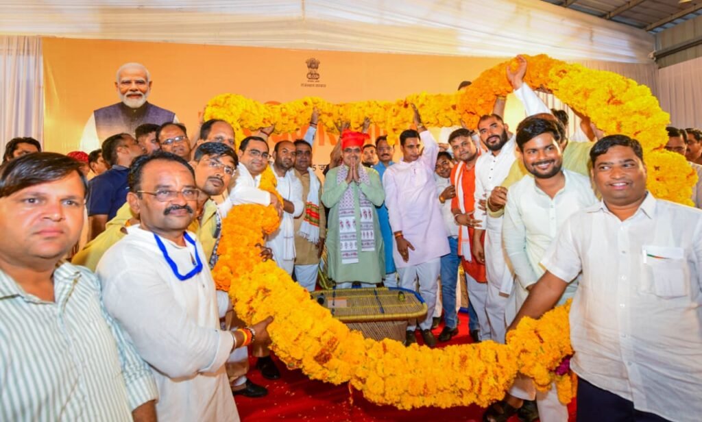 भीलवाड़ा के खारी का लाम्बा गांव में ग्राम विकास चौपाल को संबोधित करते मुख्यमंत्री भजनलाल शर्मा