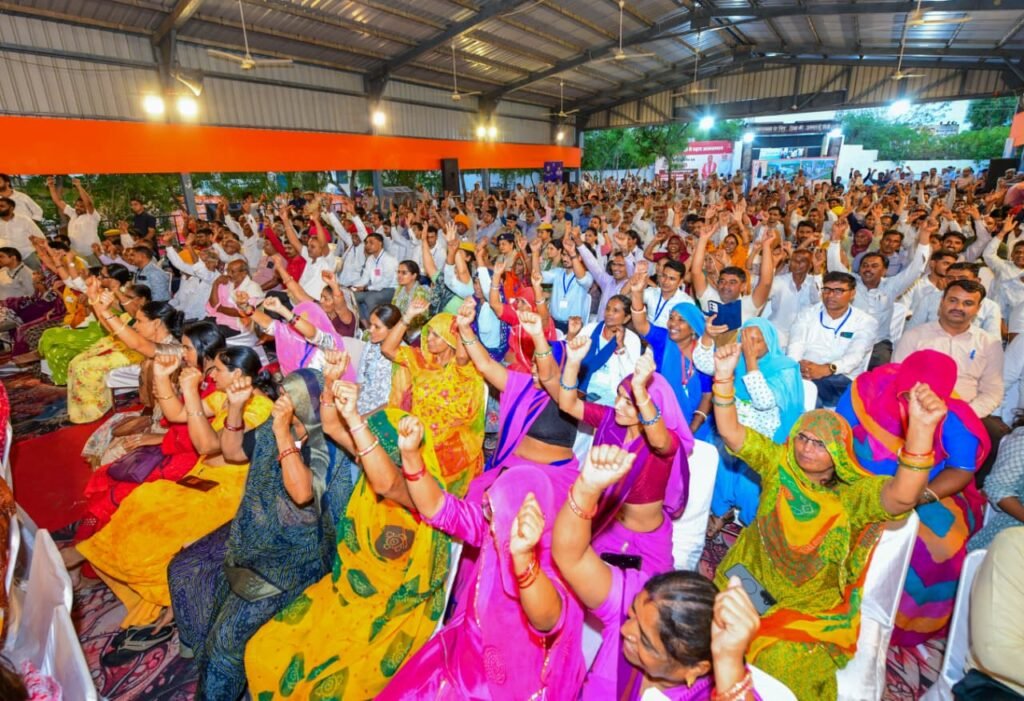 राज किसान सुविधा मोबाइल ऐप के माध्यम से अपने स्मार्टफोन से कृषि उपकरणों पर सरकारी सब्सिडी के लिए पात्रता जांचते ग्रामीण
