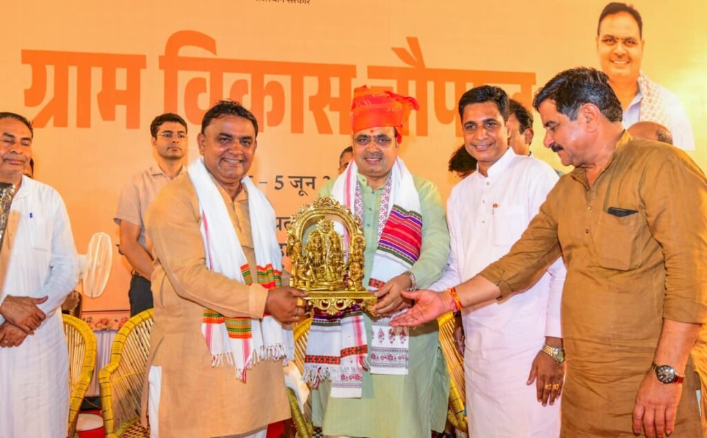 भीलवाड़ा में राजीविका महिला स्वयं सहायता समूह की सदस्यों को करोड़ों रुपये का चेक सौंपते सीएम भजनलाल शर्मा