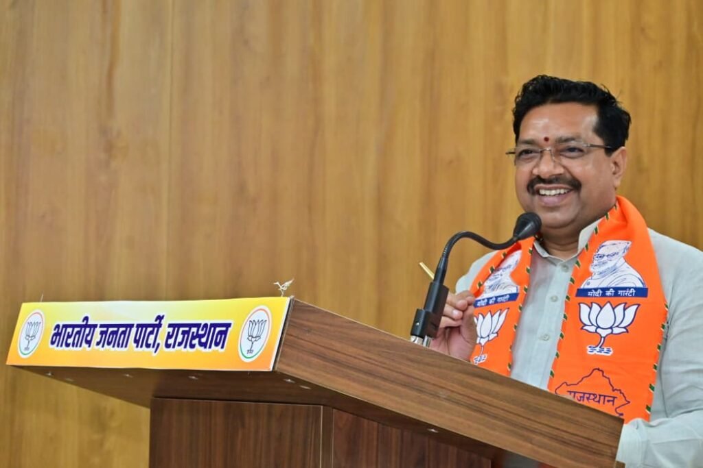 जयपुर में भाजपा पदाधिकारियों के साथ संवाद करते प्रदेश अध्यक्ष मदन राठौड़ और वरिष्ठ नेता