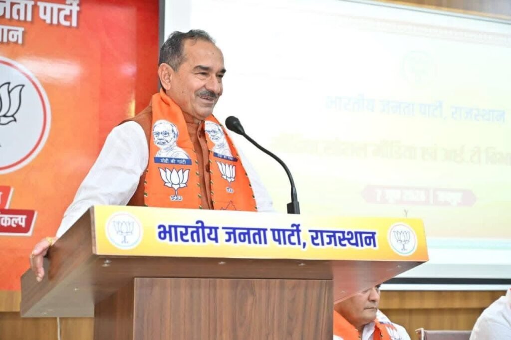 जयपुर भाजपा मुख्यालय में मीडिया और आईटी विभाग की संगठनात्मक बैठक को संबोधित करते अजेय कुमार