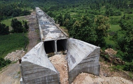 बांसवाड़ा में निर्माणाधीन अपर हाई लेवल कैनाल परियोजना के तहत टनल और इनटेक स्ट्रक्चर का कार्य देखते इंजीनियर्स