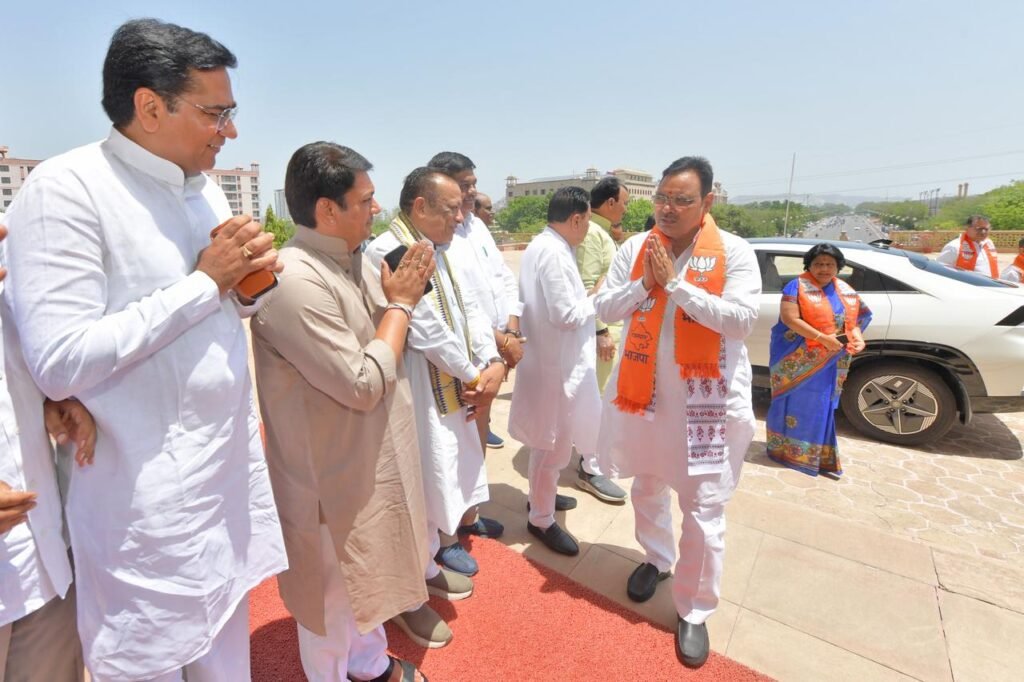 विधायक दल की बैठक के दौरान भाजपा के वरिष्ठ नेताओं और मुख्यमंत्री भजनलाल शर्मा का आभार व्यक्त करते राज्यसभा प्रत्याशी डॉ. सतीश पूनिया