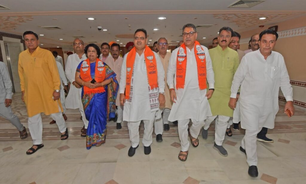 विधायक दल की बैठक में भाग लेने के लिए एक ही बस में सवार होकर मुख्यमंत्री निवास पहुंचे राजस्थान भाजपा के विधायक