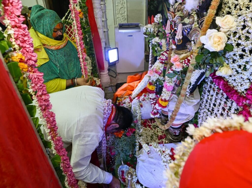 जयपुर में पीएम स्वनिधि योजना के तहत डिजिटल क्यूआर कोड से भुगतान स्वीकार करता एक स्ट्रीट वेंडर