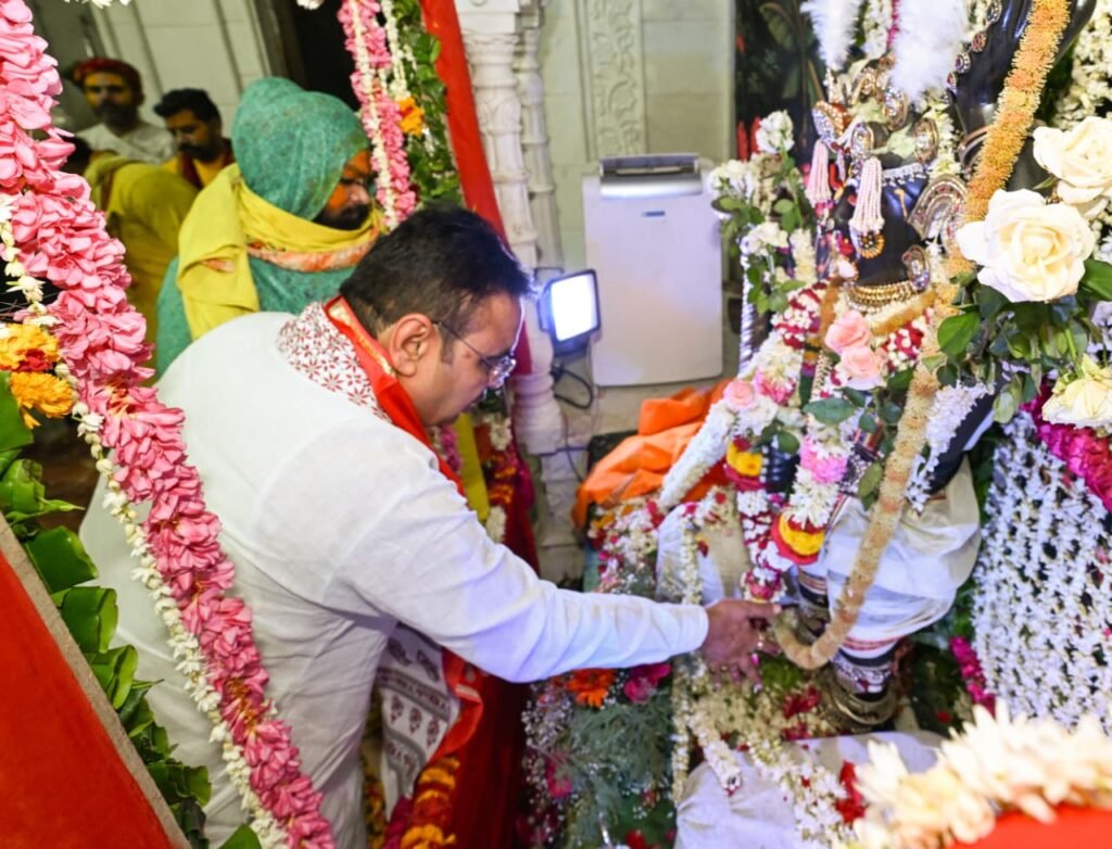 राजस्थान में रेहड़ी-पटरी और फुटपाथ विक्रेताओं को बिना गारंटी लोन के चेक सौंपते मुख्यमंत्री भजनलाल शर्मा
