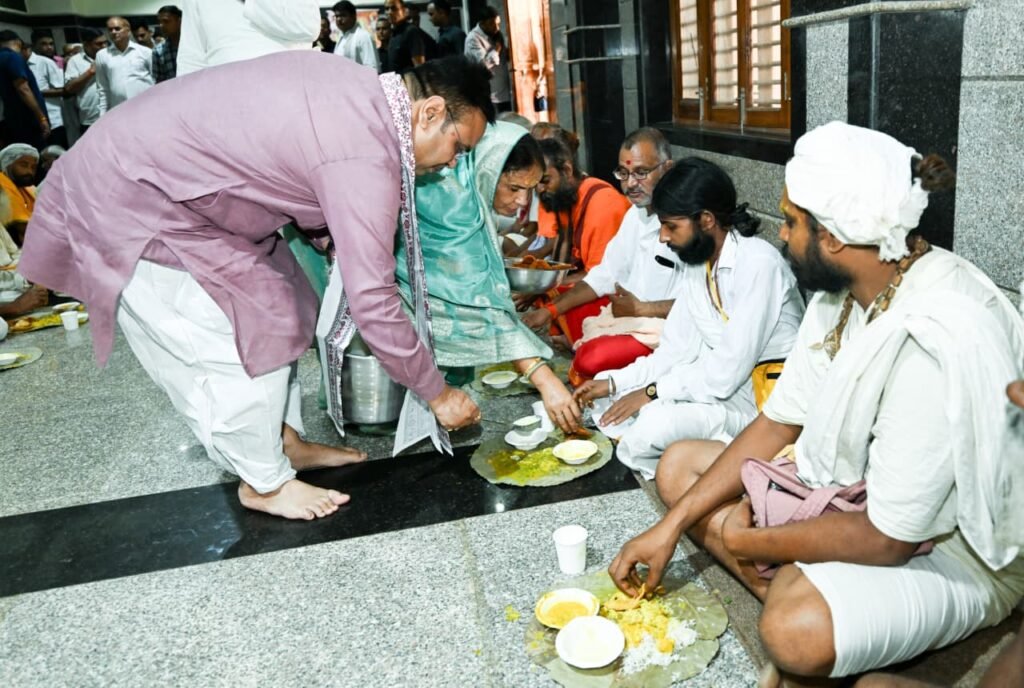 डीग दौरे के दौरान गोवर्धन पर्वत की सप्तकोसीय परिक्रमा करते मुख्यमंत्री भजनलाल शर्मा
